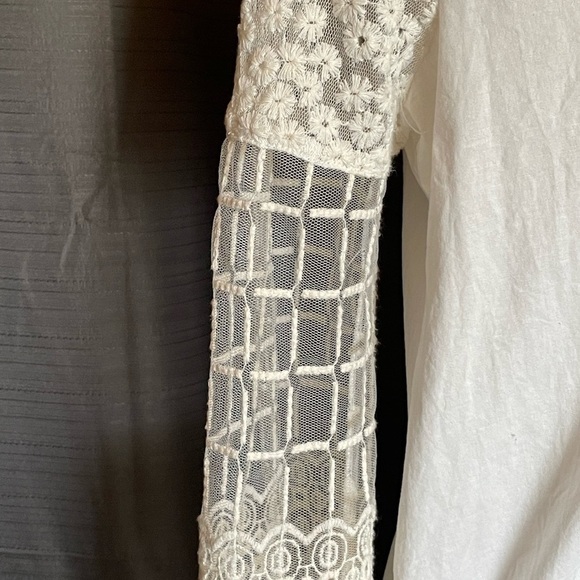 XCVI blouse with lace sleeves and bodice. - Picture 2 of 6